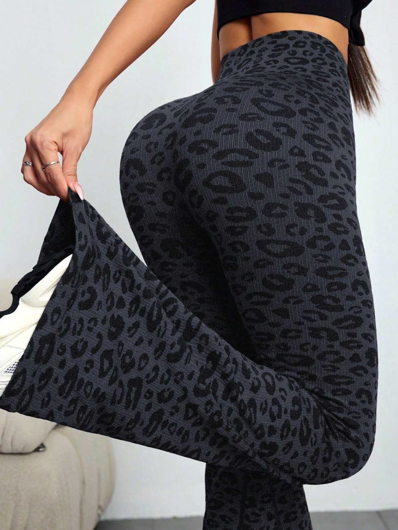 1pc Seamless Leopard Print Sports Flare Pants