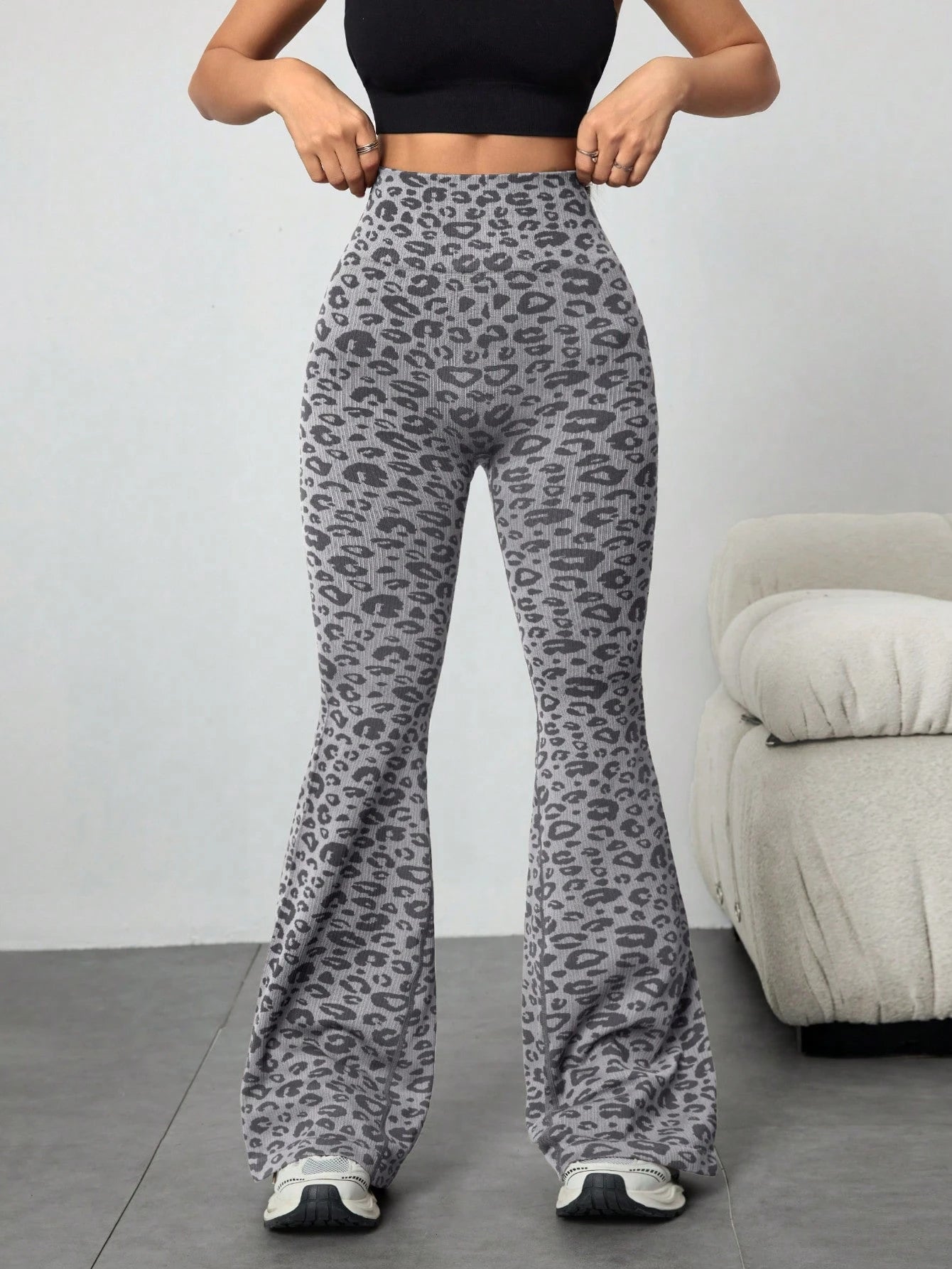 1pc Seamless Leopard Print Sports Flare Pants
