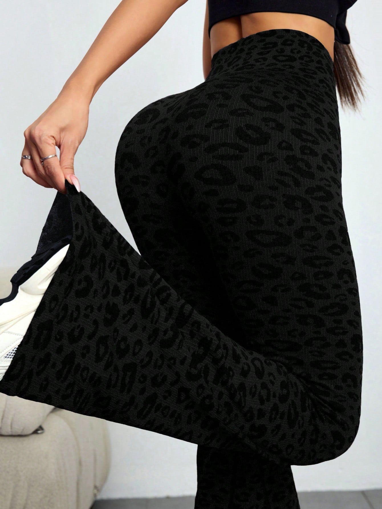 1pc Seamless Leopard Print Sports Flare Pants