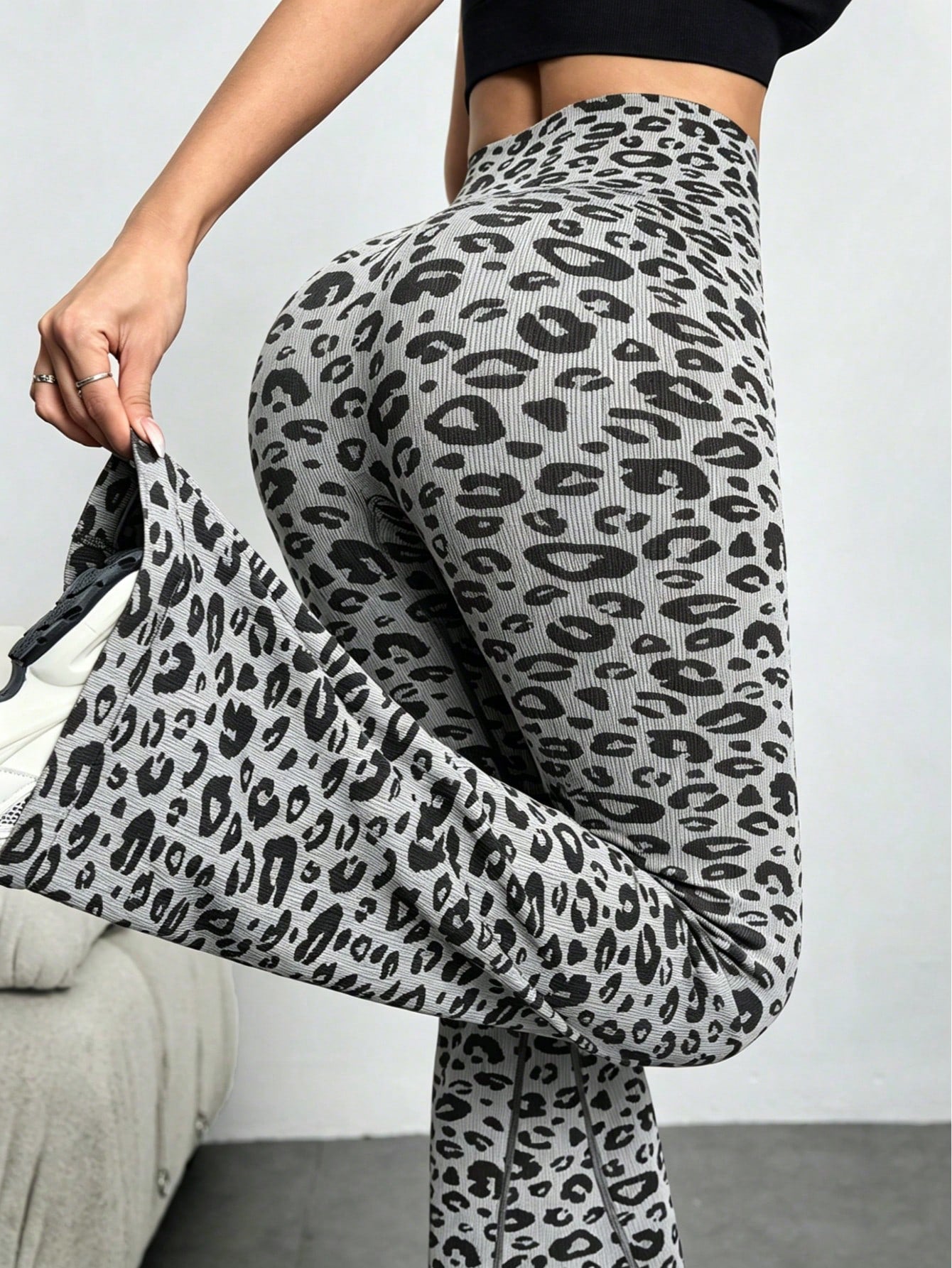1pc Seamless Leopard Print Sports Flare Pants