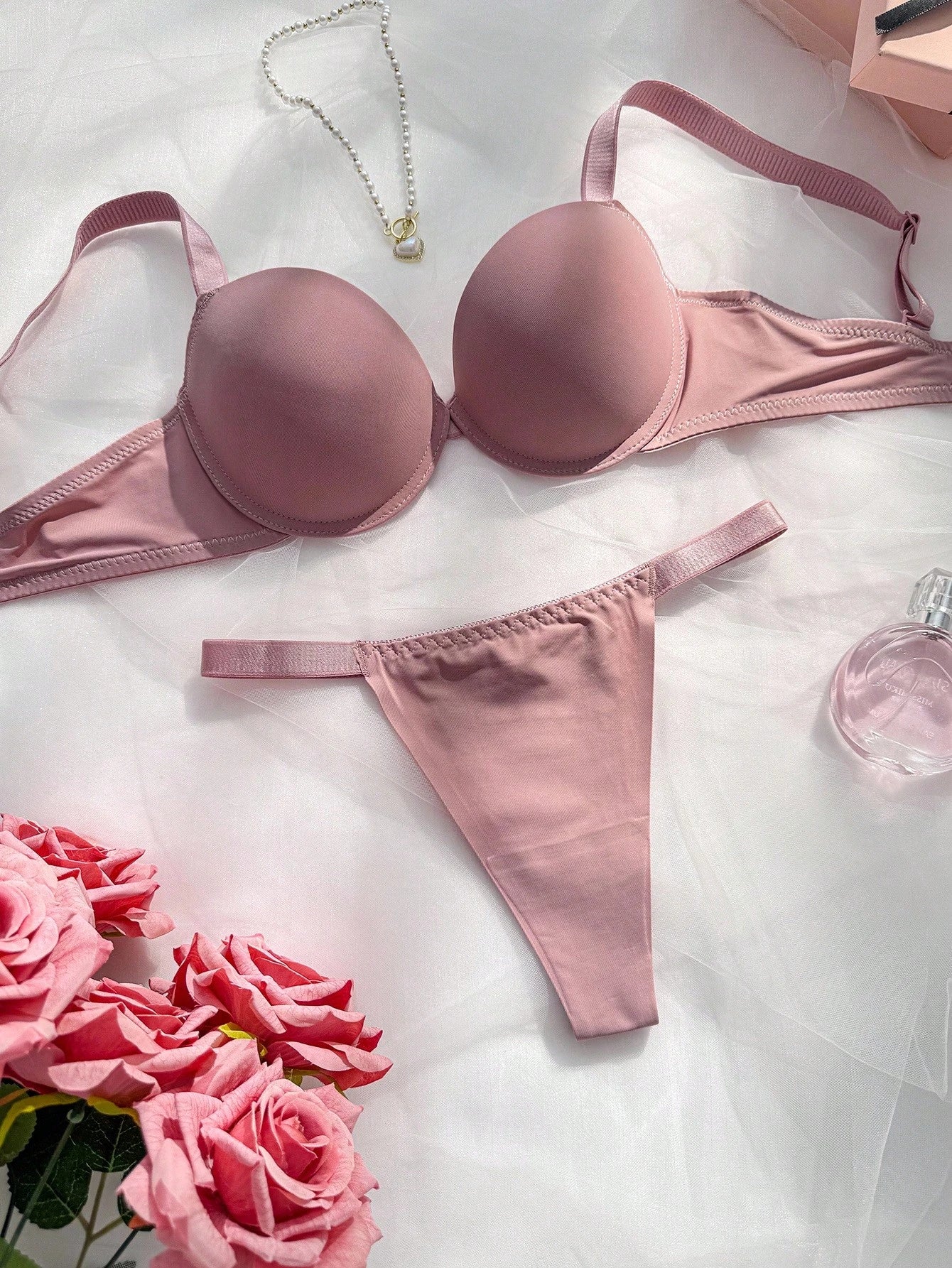 Simple Letter Pattern Underwire Bra And G-String Set