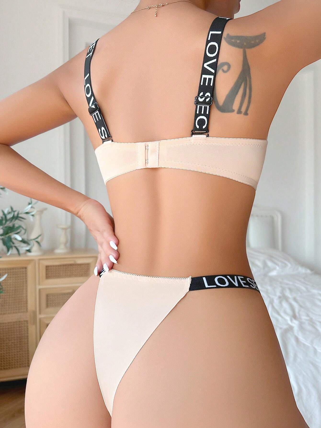 Simple Letter Pattern Underwire Bra And G-String Set