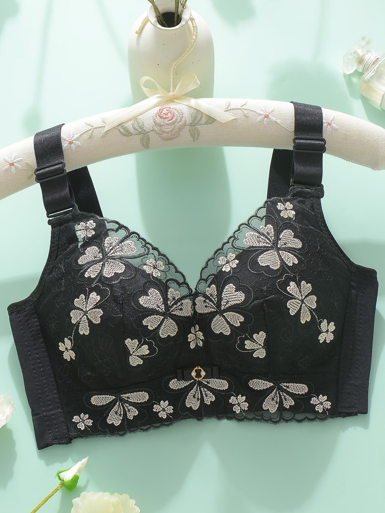 New Women's Underwear Thickened Push-up Embroidery Bra, No Steel Ring Design &amp; Side Gathering, Anti-sagging &amp; Adjustable, Sexy