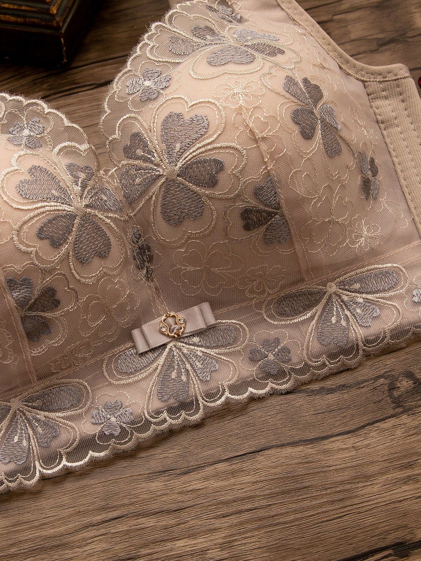 New Women's Underwear Thickened Push-up Embroidery Bra, No Steel Ring Design &amp; Side Gathering, Anti-sagging &amp; Adjustable, Sexy