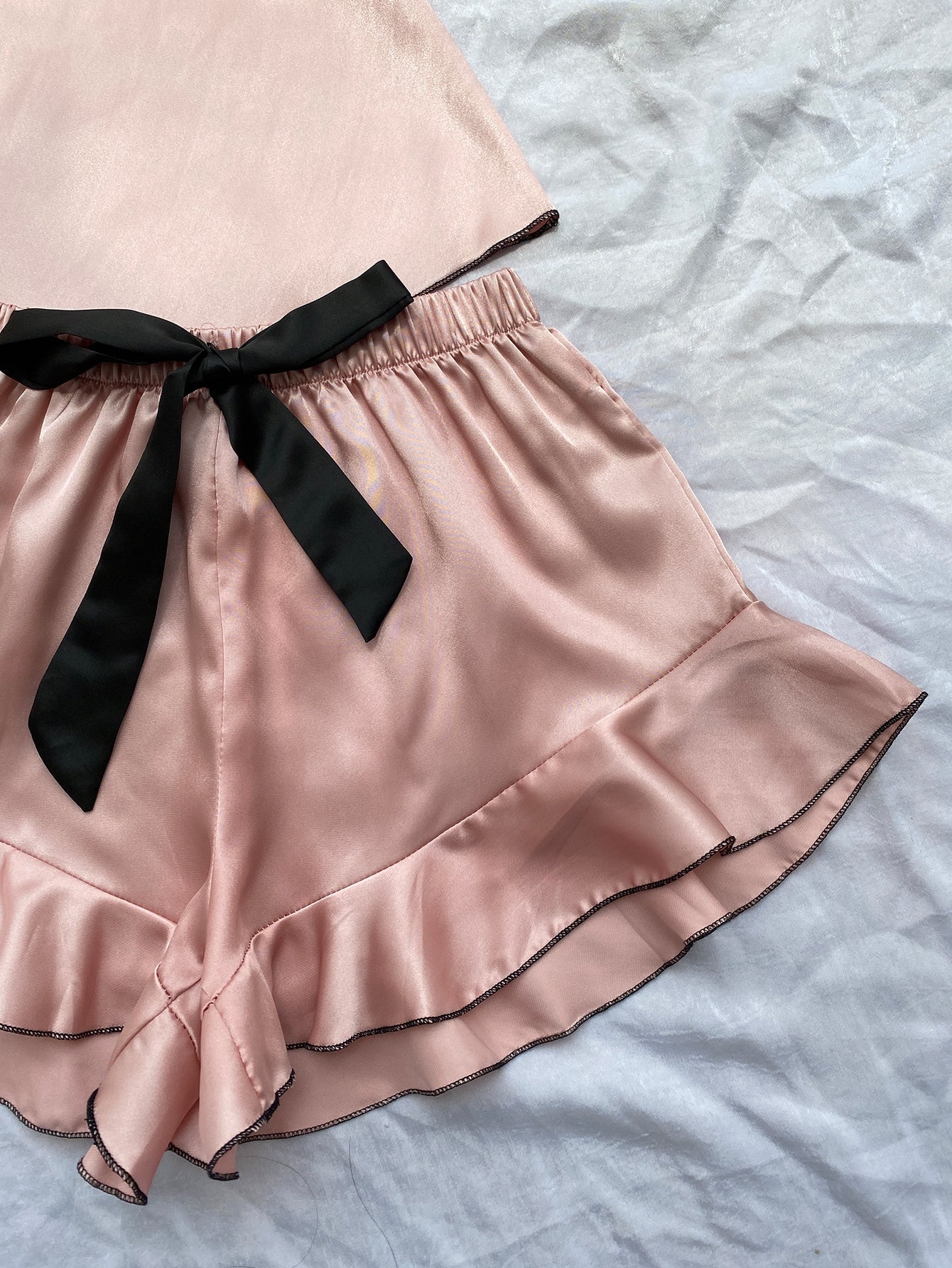 Contrast Binding Cami Top &amp; Ruffle Trim Shorts PJ Set With Pleated Scrunchie &amp; Eye Mask