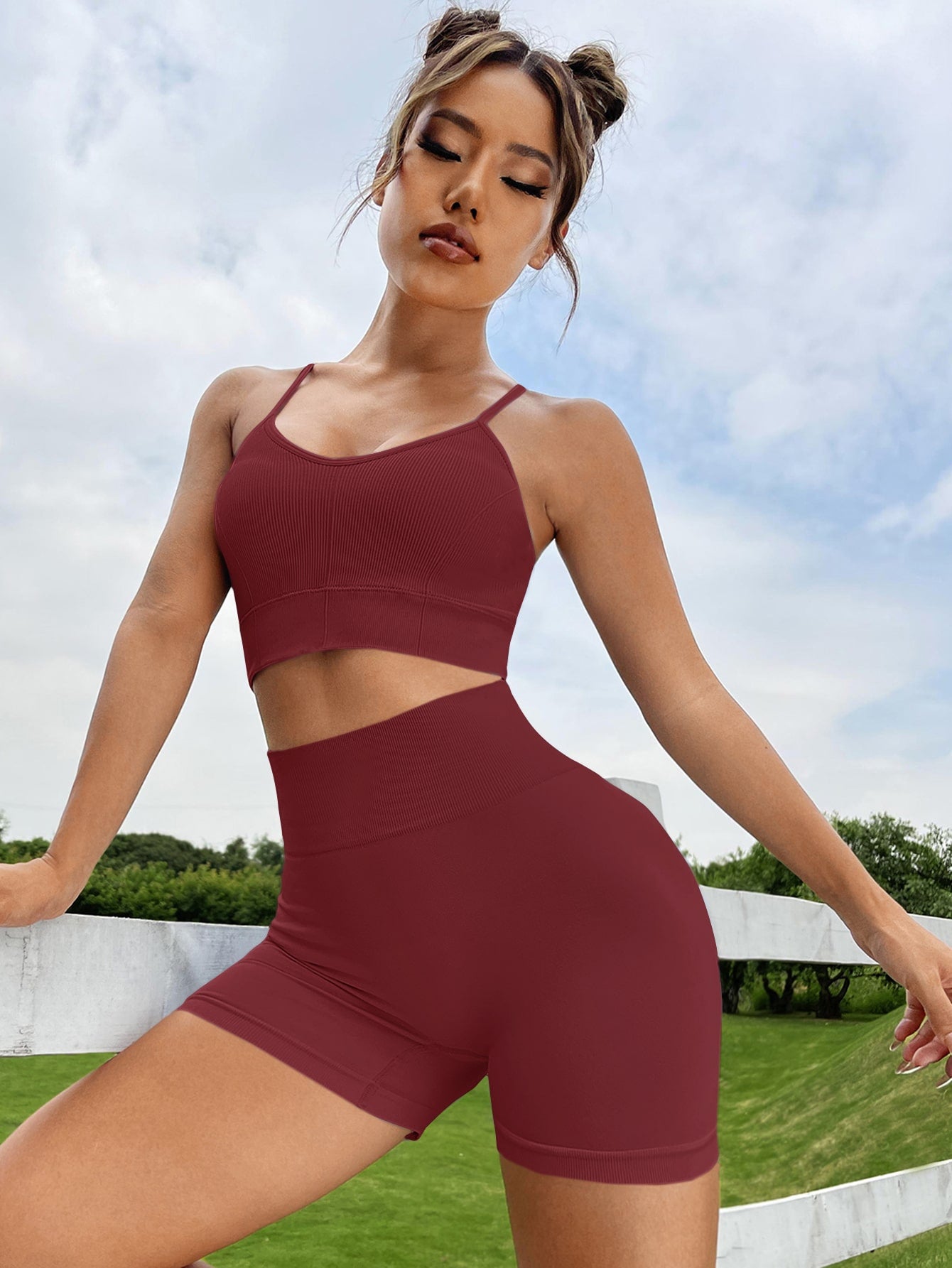 Yoga Sxy Seamless Criss Cross Backless Sports Bra &amp; Sports Shorts