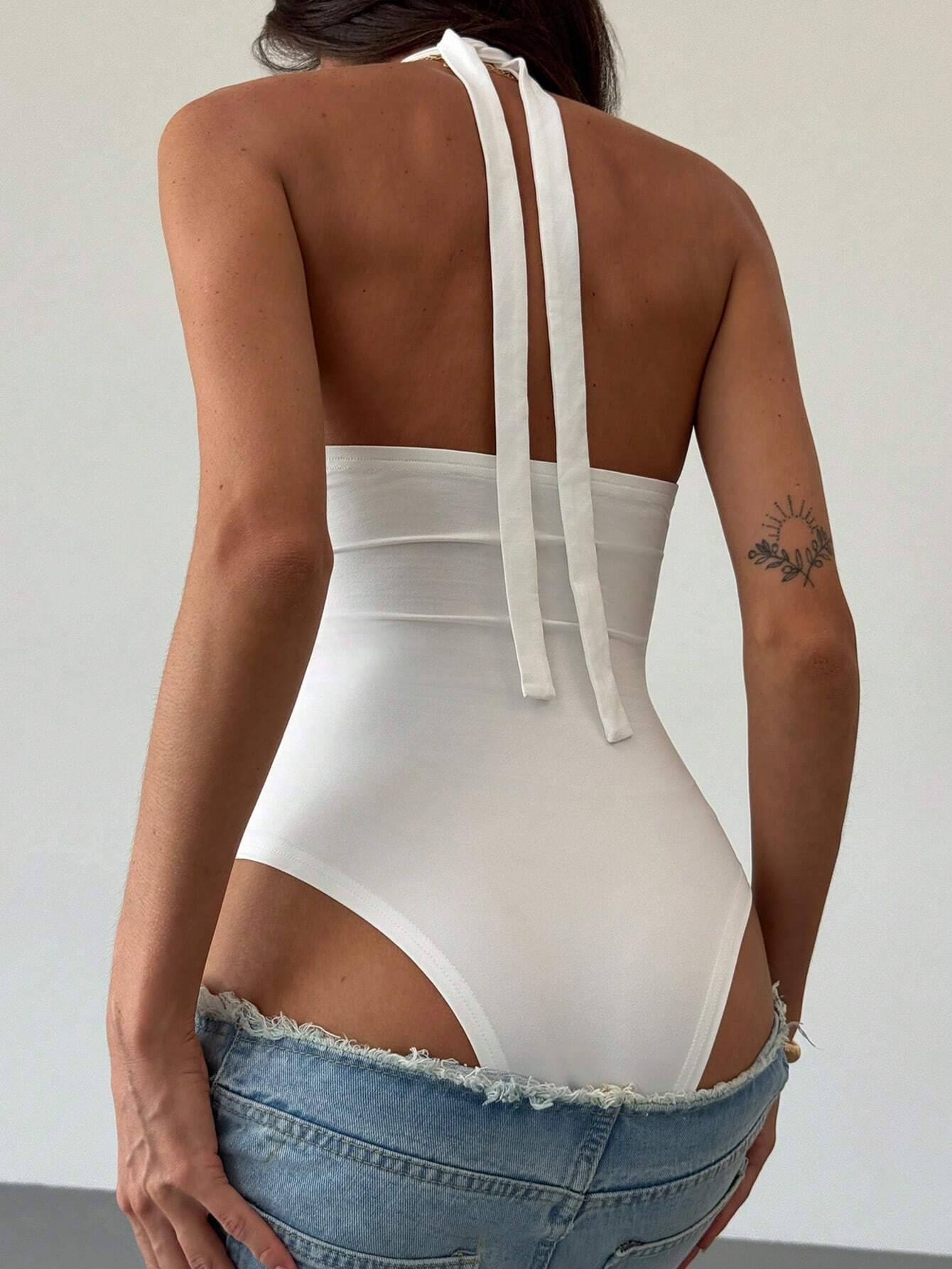 Aloruh High-End Vintage Halter Hollow-Out Back Gold Decoration White Ladies Bodysuit
