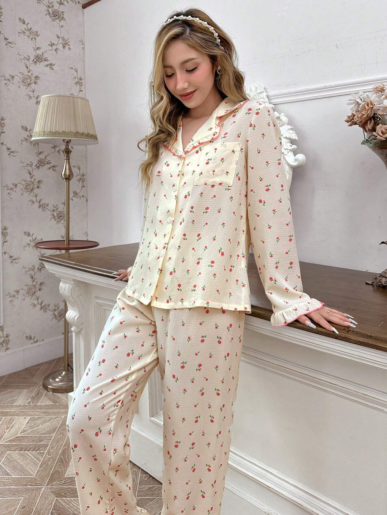 2pcs Ditsy Floral Ruffle Trim Collared Top & Pants Sleepwear Set