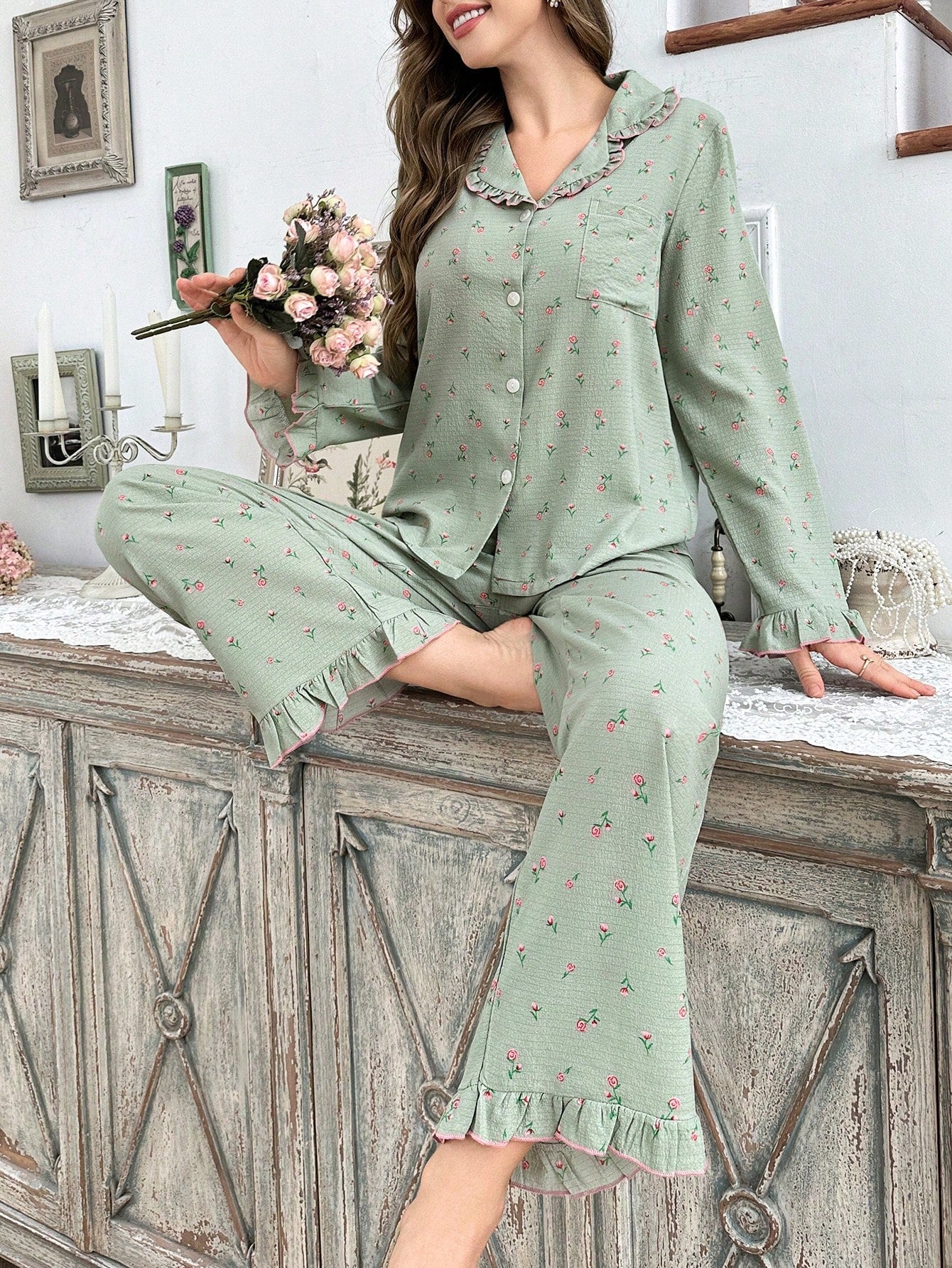 2pcs Ditsy Floral Ruffle Trim Collared Top & Pants Sleepwear Set
