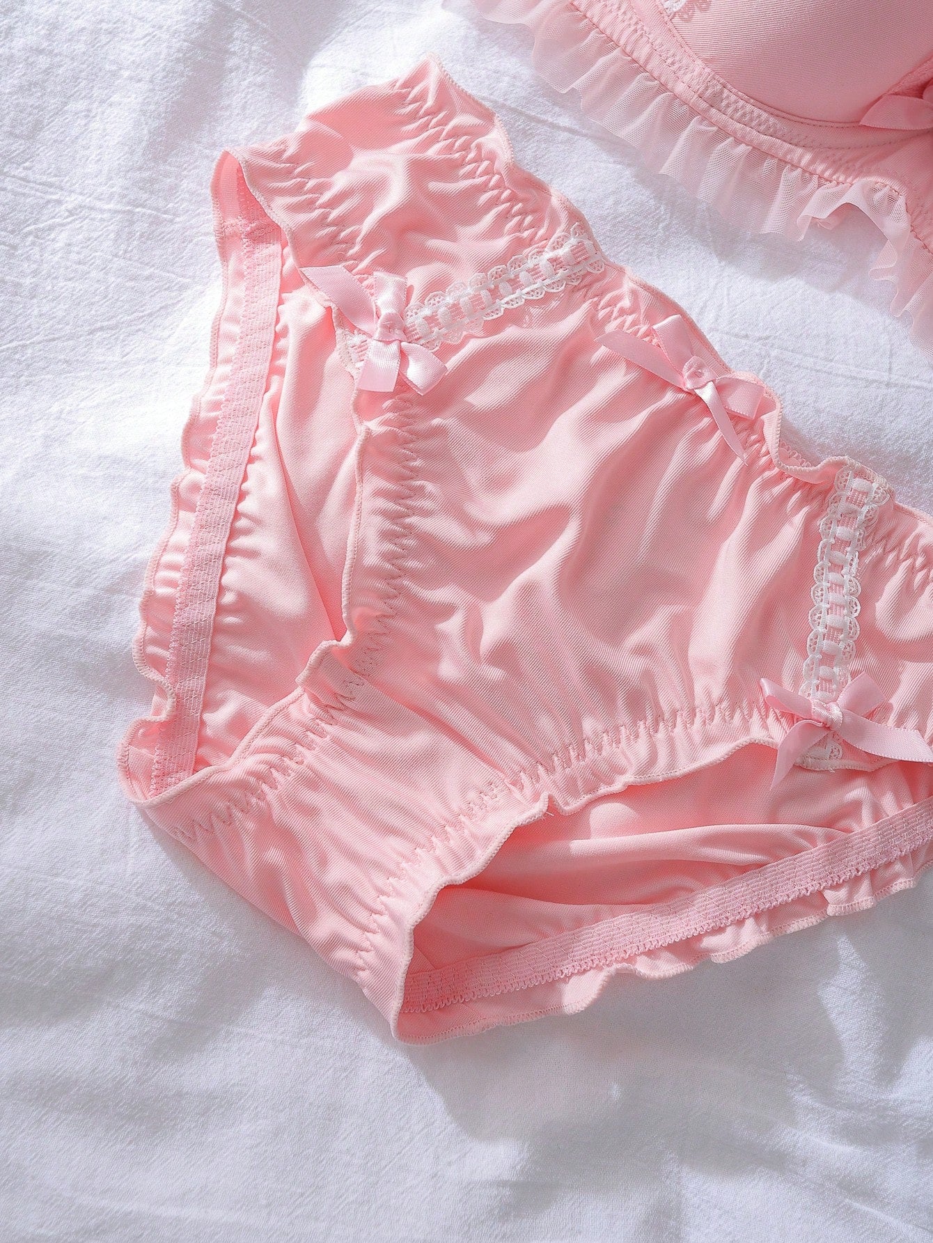 Cute Romantic Push-Up 3/4 Cup Bowknot Contrasting Lace Ruffle Hem Women Lingerie Set