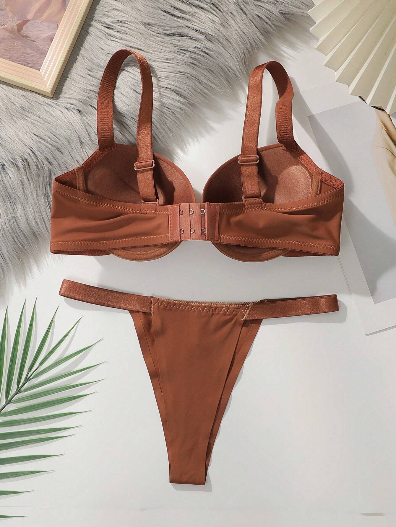 Simple Letter Pattern Underwire Bra And G-String Set