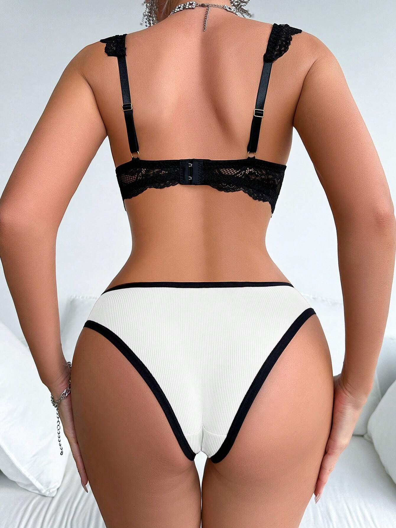 Casual Lace Spliced Women's Underwear Set With Underwire Bra