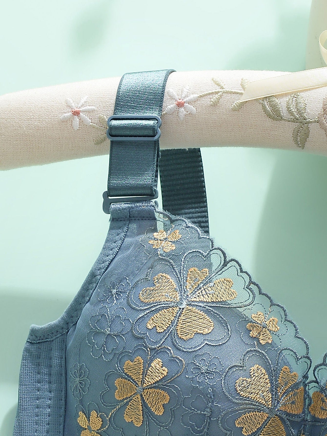 New Women's Underwear Thickened Push-up Embroidery Bra, No Steel Ring Design &amp; Side Gathering, Anti-sagging &amp; Adjustable, Sexy