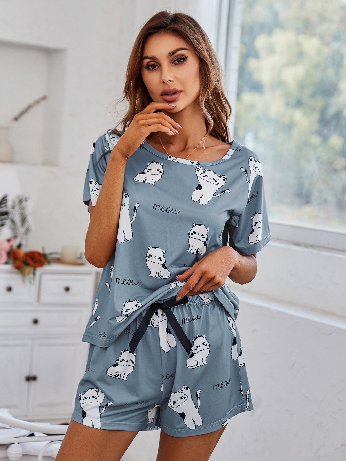 Cartoon and Letter Graphic Top &amp; Knot Waist Shorts PJ Set