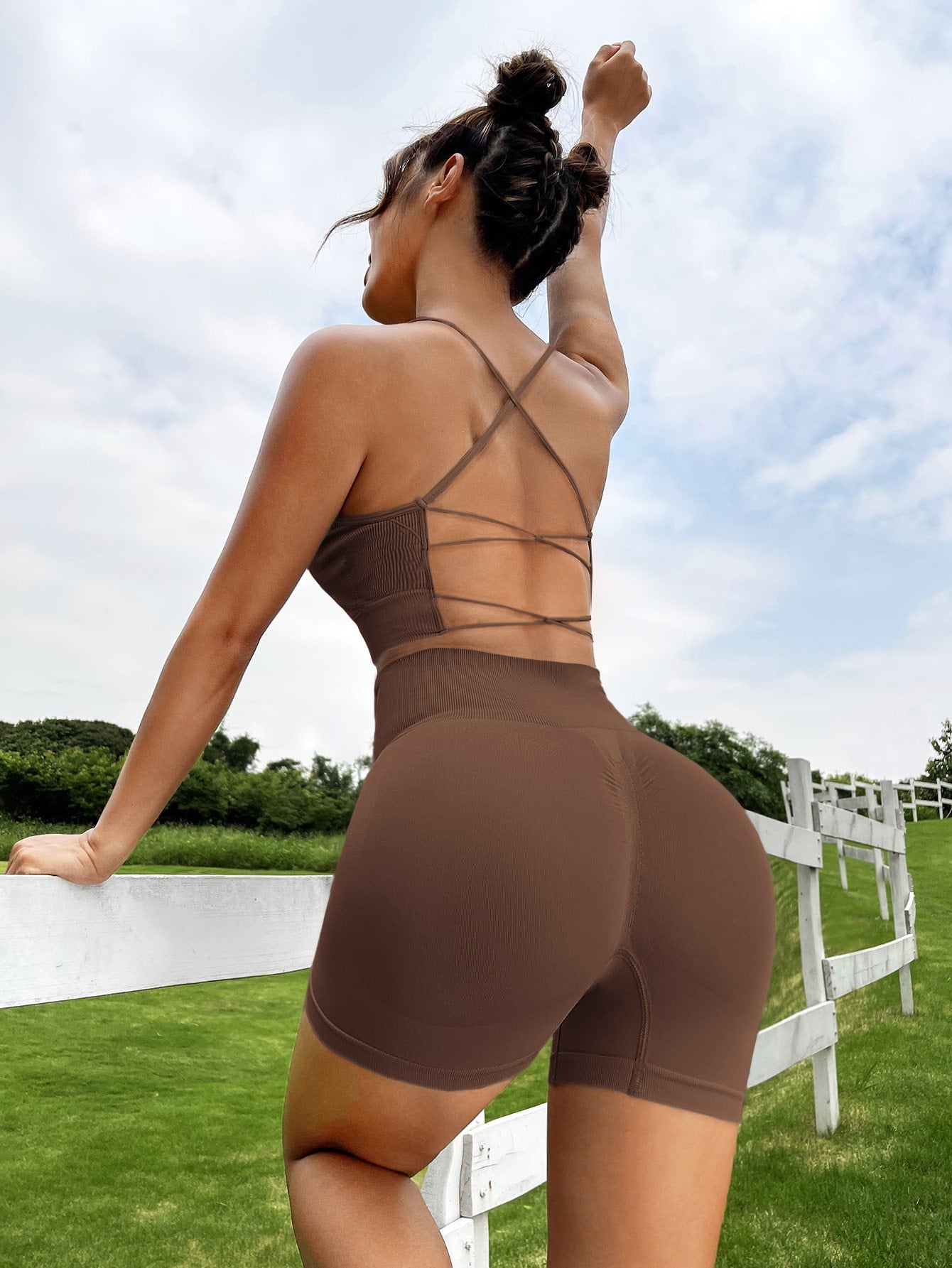 Yoga Sxy Seamless Criss Cross Backless Sports Bra &amp; Sports Shorts